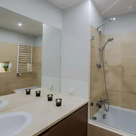 Oomph Downtown Atmospheric Zelazna Street Apartman *