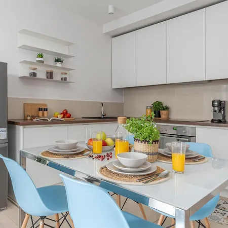 Oomph Downtown Atmospheric Zelazna Street * Varsó