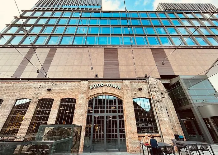 Oomph Downtown Atmospheric Zelazna Street *