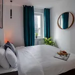 Oomph Downtown Atmospheric Zelazna Street Apartman Varsó
